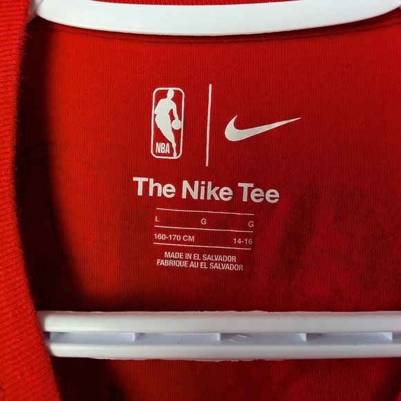 The Nike Tee Red Long Sleeve Bulls Kid Shirt Size Large (14-16) NBA Basketball - Picture 2 of 9